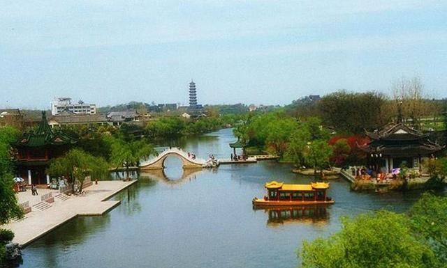 这座城市是南水北调东线水源地,有运河之都的称号