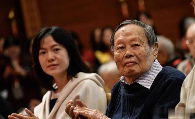 97岁杨振宁和小54岁妻子出行，驼背严重走路吃力，43岁妻嫩如少女