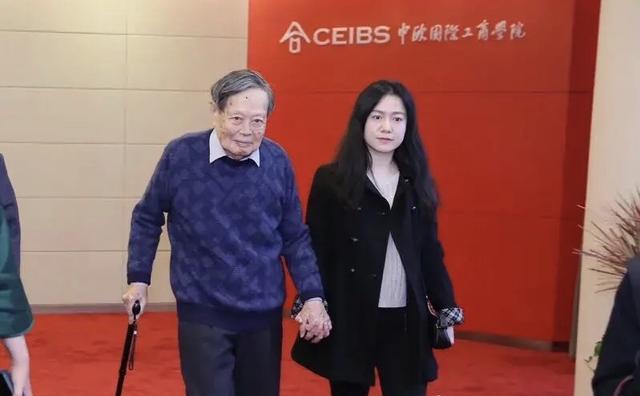 97岁杨振宁和小54岁妻子出行，驼背严重走路吃力，43岁妻嫩如少女