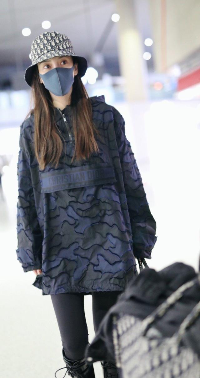 angelababy杨颖最近机场照,身穿蓬松卫衣搭配长筒靴