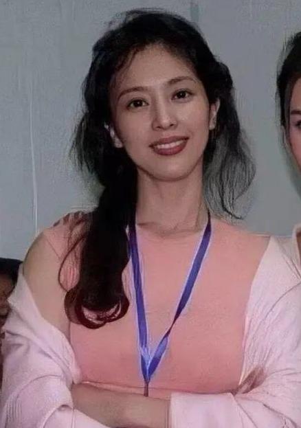 刘亦菲妈妈早年和舒畅合照：她美的让人第一眼都看不到舒畅