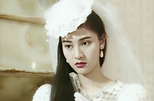 李嘉欣25年前穿婚纱的照片曝光，网友：只有她才配称绝世美人