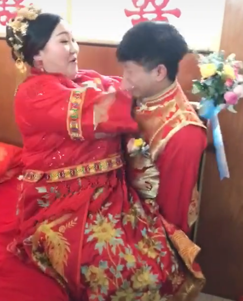 小伙迎娶新娘,摄影师让他抱新娘上车,接下来出现了无语画面