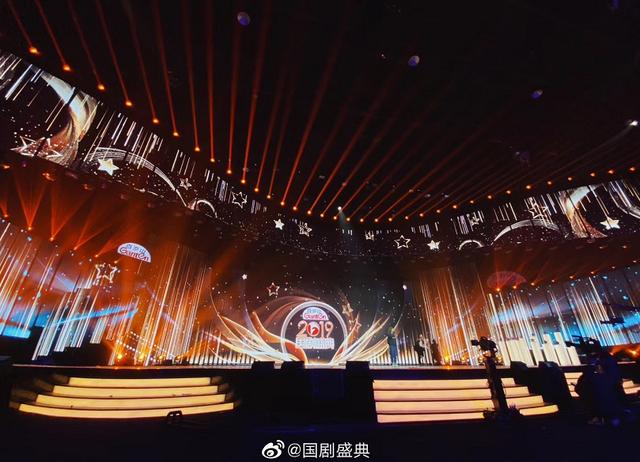 周涛与周群同台主持国剧盛典，两位“一姐”气质出众，美丽依旧