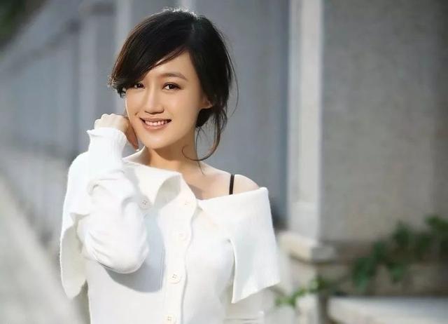 整容脸垮成大妈，清纯小花只能靠恋情炒作？