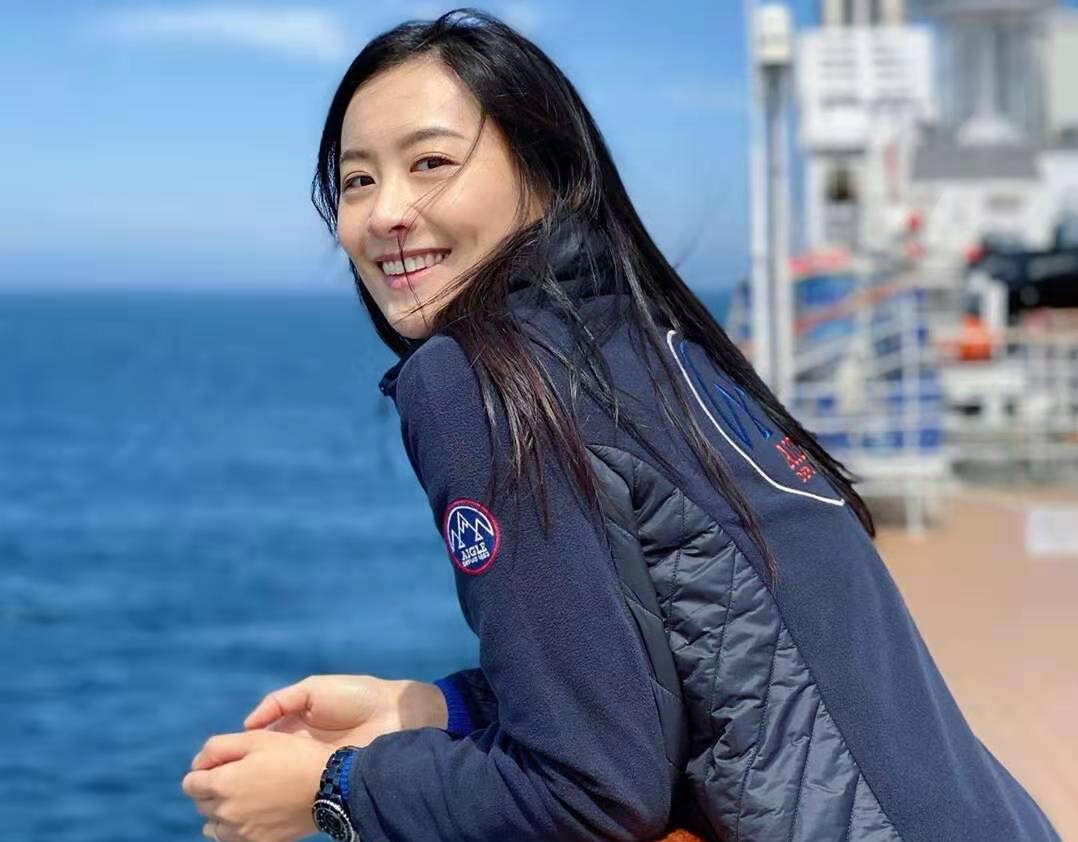 陈法拉“小心思”满满，高调秀恩爱，老公司马诺因太帅被藏起？
