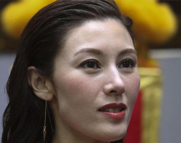 李嘉欣25年前穿婚纱的照片曝光，网友：只有她才配称绝世美人
