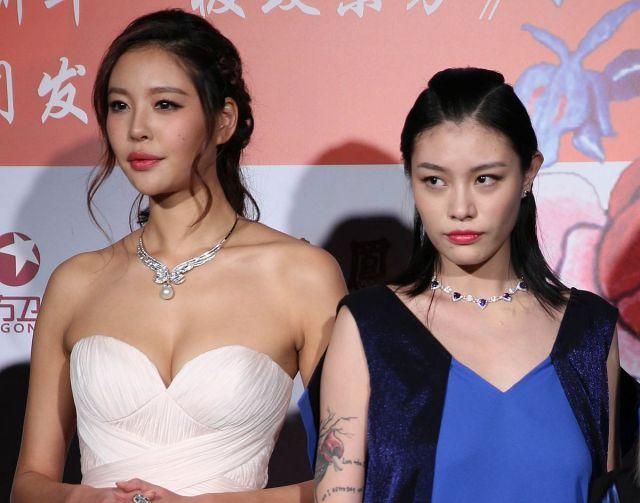 汪峰前妻现身发布会，穿连衣裙秀好身材，哽咽祝福章子怡