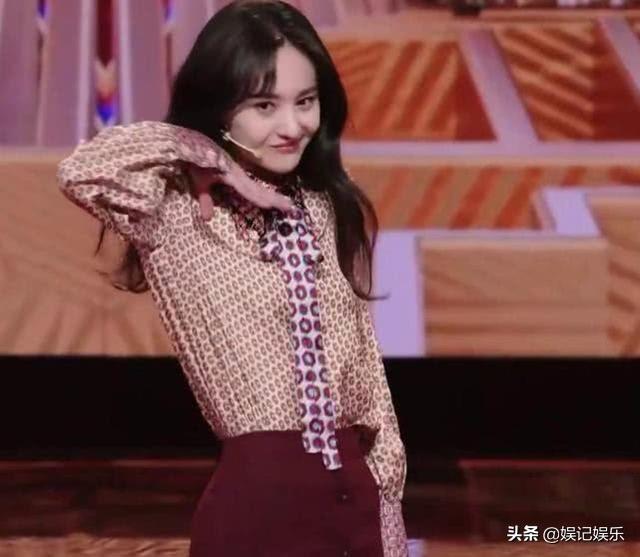 别人拍照都单手叉腰,郑爽偏偏有自己的想法,网友:仙女