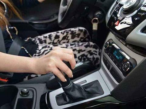 自动挡等红灯有人怕伤车，不敢D档到N档频繁切换，其实真没必要