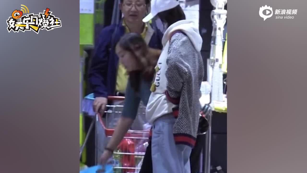 唐艺昕衣着宽松休闲小腹隆起明显疑似怀孕