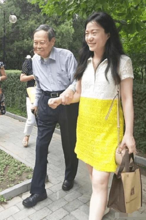 97岁杨振宁和小54岁妻子出行，驼背严重走路吃力，43岁妻嫩如少女