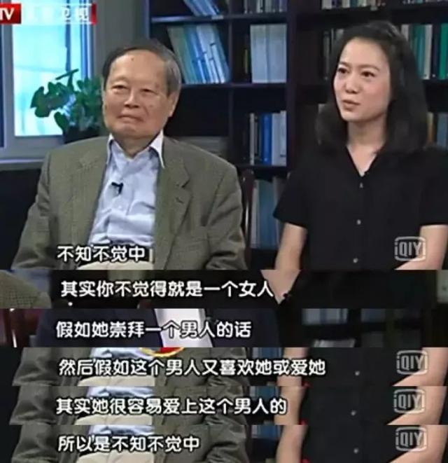 97岁杨振宁和小54岁妻子出行，驼背严重走路吃力，43岁妻嫩如少女