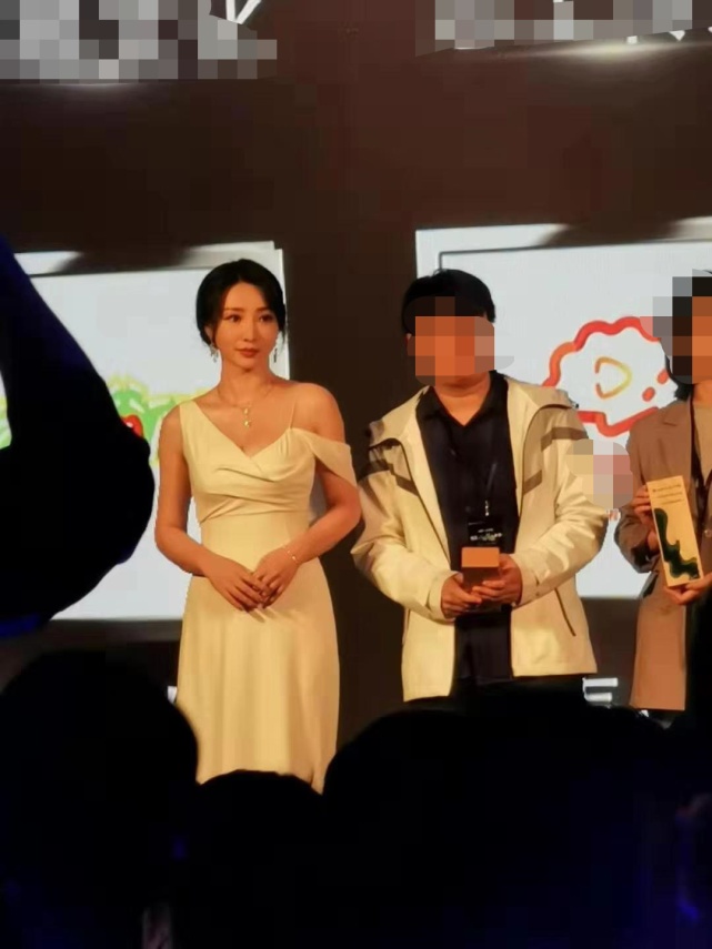 柳岩出席活动生图曝光，穿修身礼服裙露香肩，网友：身材赛吉娜