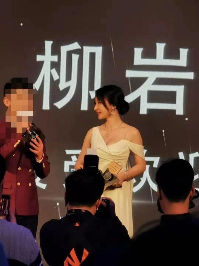 柳岩出席活动生图曝光，穿修身礼服裙露香肩，网友：身材赛吉娜