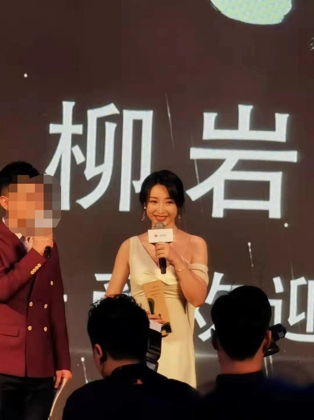柳岩出席活动生图曝光，穿修身礼服裙露香肩，网友：身材赛吉娜