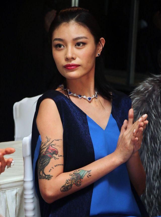 汪峰前妻现身发布会，穿连衣裙秀好身材，哽咽祝福章子怡