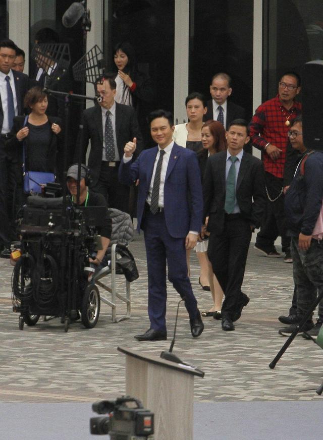 黄宗泽坐轮椅拍新戏，百位工作人员围观，古天乐、张智霖也在现场