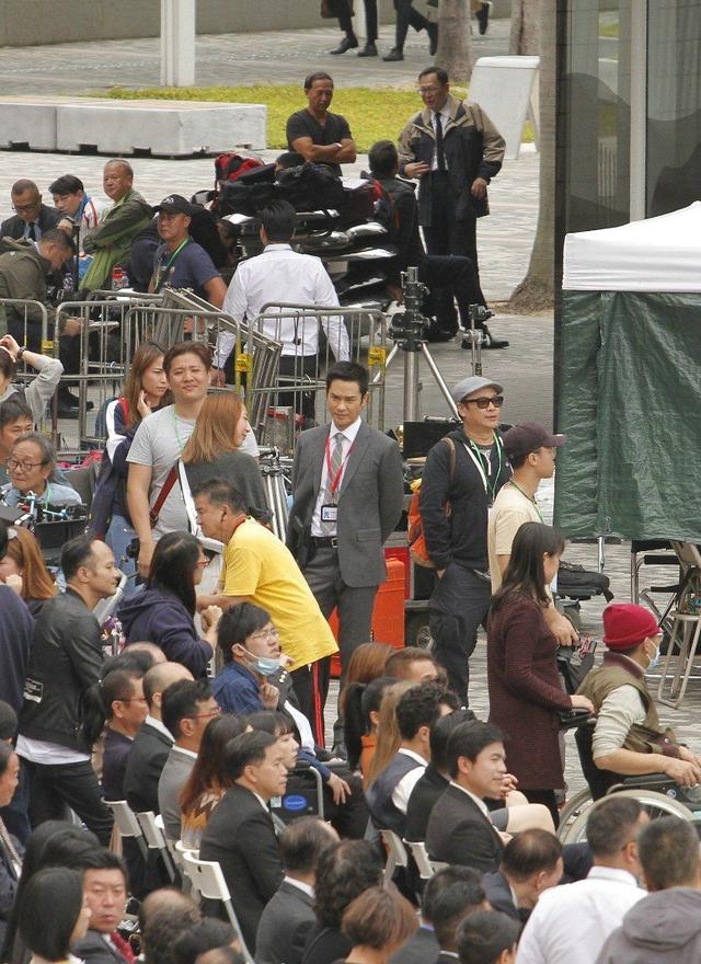 黄宗泽坐轮椅拍新戏，百位工作人员围观，古天乐、张智霖也在现场