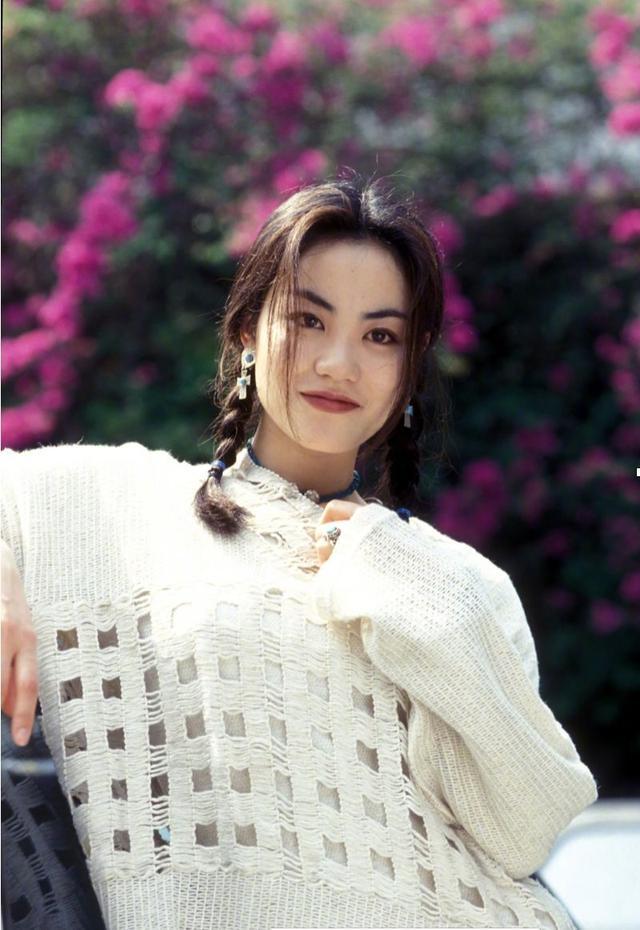 李嫣社交平台晒美照 曝光过度被疑遮挡面部 可她已经是小仙女了呀