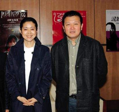 59岁倪萍全家福照,第三任导演老公很有才18岁儿子重病已痊愈