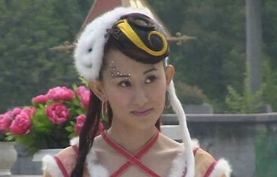 她出道多年一直不火，9年为丈夫生3胎，婚后旺夫老公大红大紫
