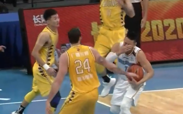 林书豪连续两场被打中眼睛！痛苦到弯腰，CBA真变拳击台？