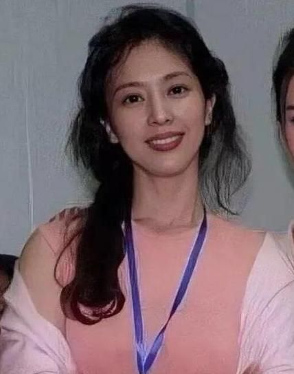 刘亦菲直言自己是“全家最丑”,18岁照片曝光,身旁的妈妈成亮点图片