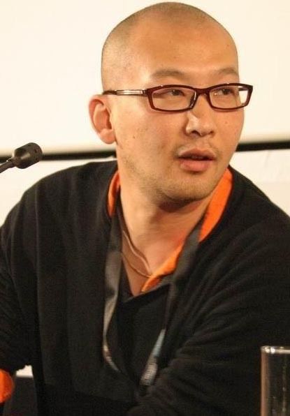 48岁“老炮儿”管虎近照，前女友马伊琍，与现任美娇妻美满幸福