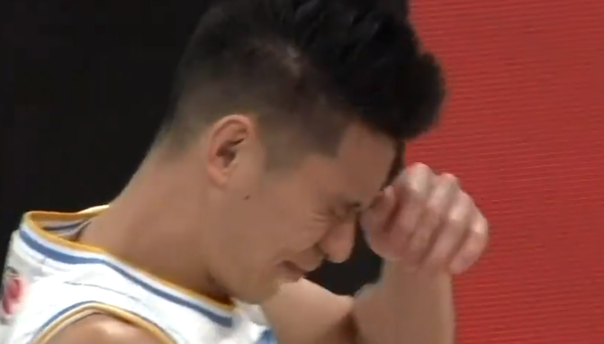 林书豪连续两场被打中眼睛！痛苦到弯腰，CBA真变拳击台？