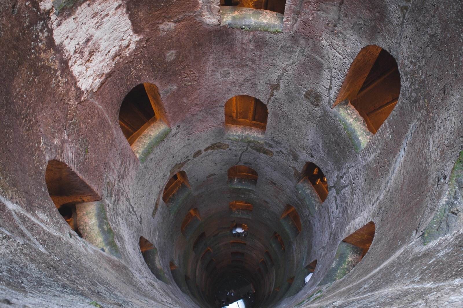 世界上最壮观的井深62米井口直径13米井壁开了72个窗口