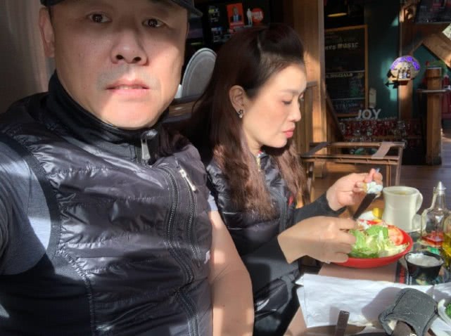 周立波和妻子美国玩浪漫