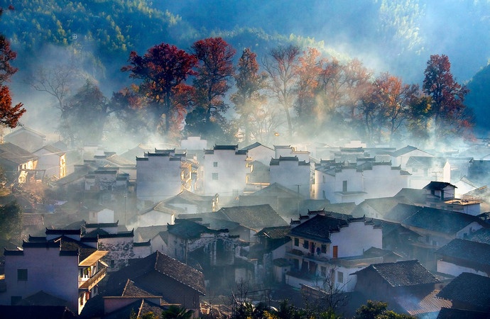 婺源石城景区山景红枫客栈是最佳的秋季赏枫摄影目的地之一!