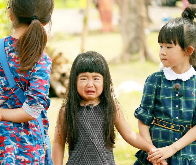 曹格与妻子女儿郊游，女儿一双大长腿十分明显，长相更是清秀
