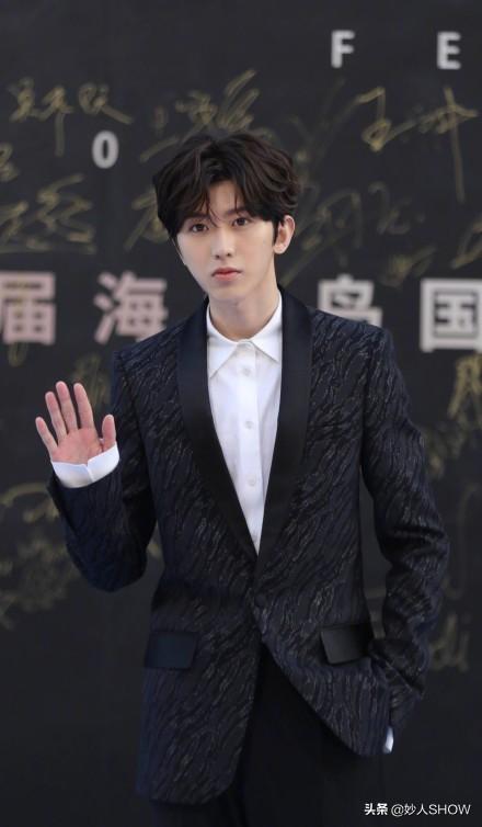 仅凭一张合影上热搜，这一次，四个老男人抢了顶级流量蔡徐坤风头