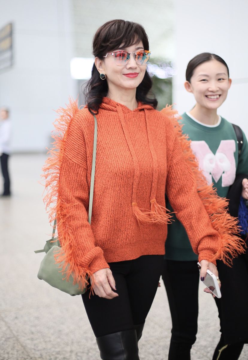 赵雅芝穿羽毛卫衣机场现身,和老公同行恩爱满屏