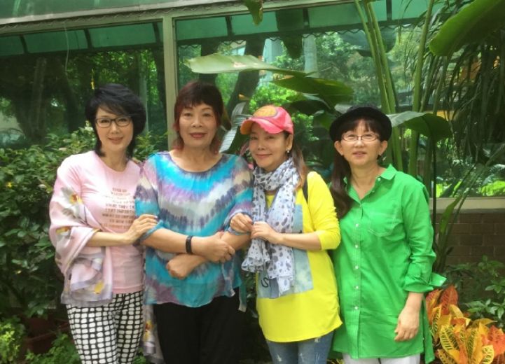 辛晓琪参加同学聚会，大家都没化妆，这才是生活中真实的明星样