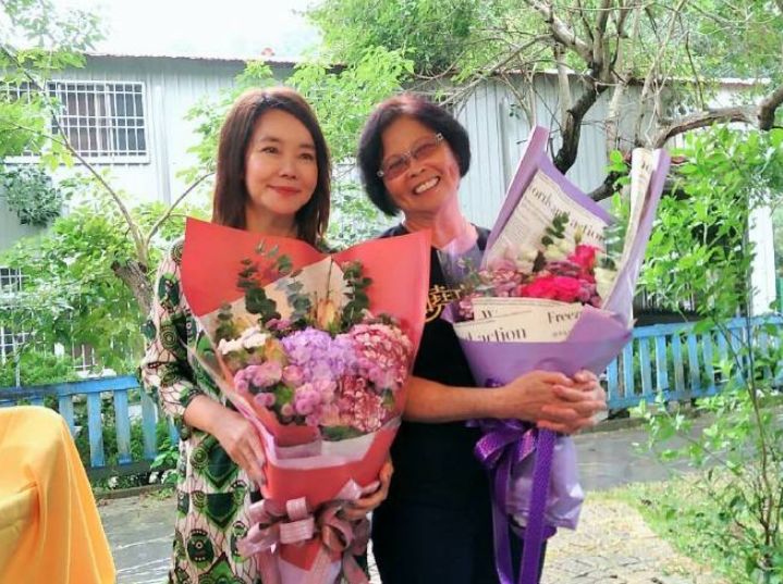 辛晓琪参加同学聚会，大家都没化妆，这才是生活中真实的明星样