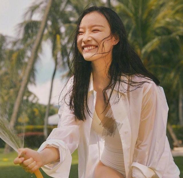 倪妮海边泳装写真公开,身材撩人秀美腿,俏皮玩水谁顶得住?