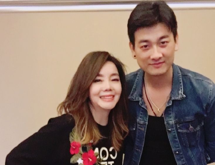 辛晓琪参加同学聚会，大家都没化妆，这才是生活中真实的明星样