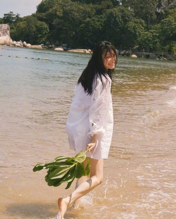 倪妮海边泳装写真公开,身材撩人秀美腿,俏皮玩水谁顶得住?