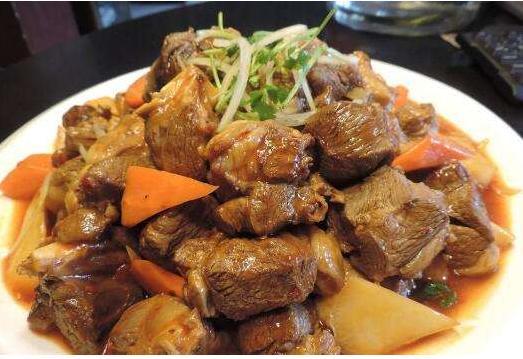 羊肉的红烧做法,肉质软烂,不腥不膻,汤汁鲜美,一盘不够吃!