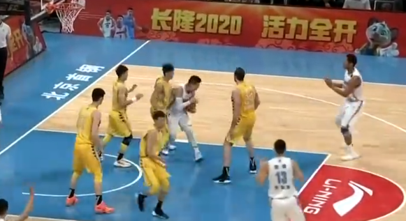林书豪连续两场被打中眼睛！痛苦到弯腰，CBA真变拳击台？