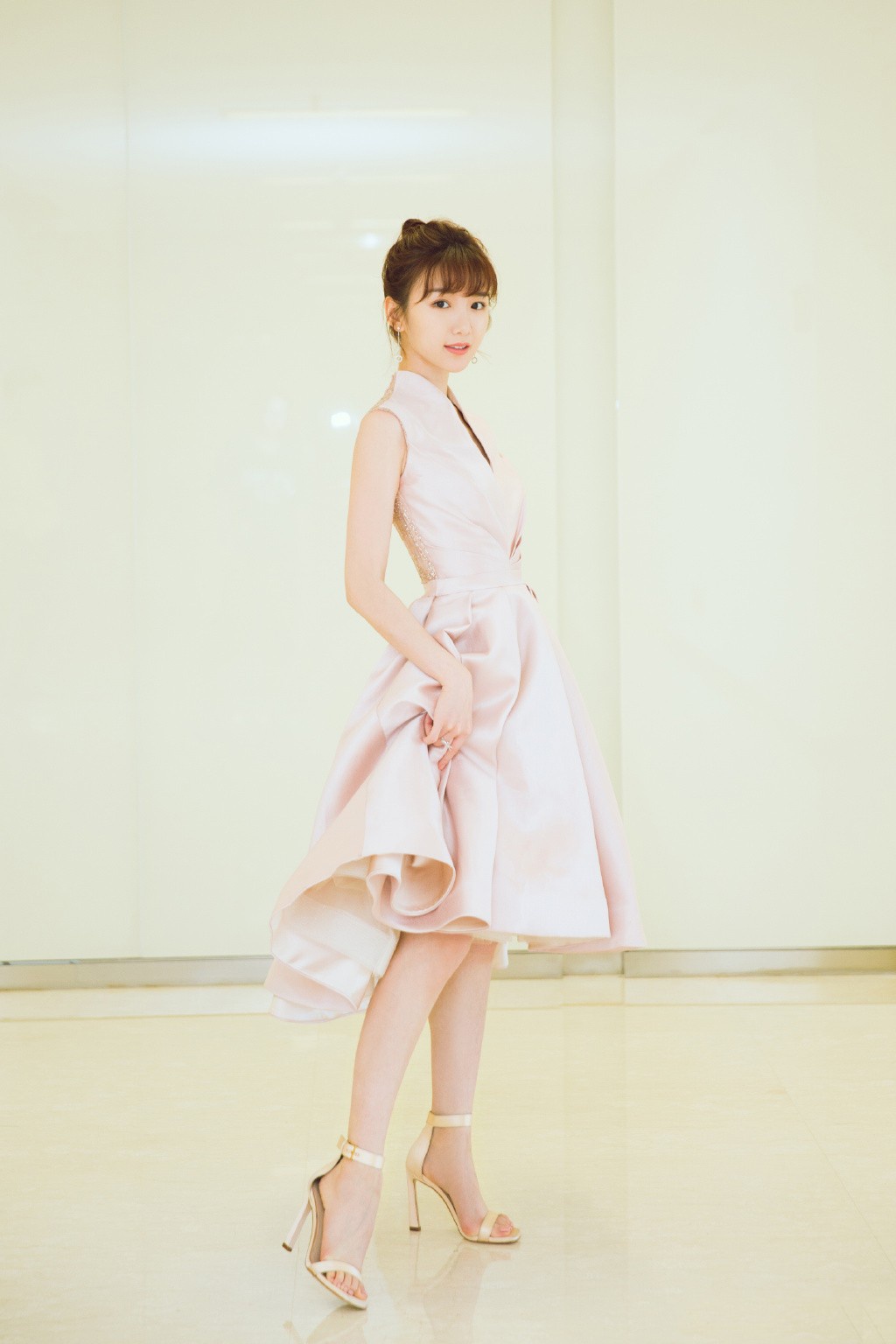 31岁毛晓彤是要逆袭了,穿粉色v领开叉长裙,配齐刘海甜美性感