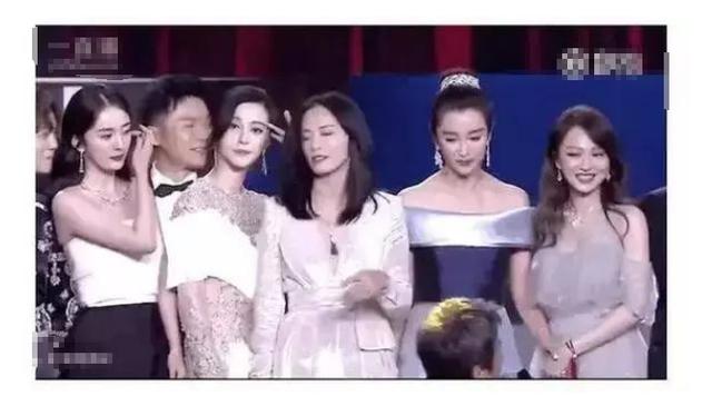 40岁姚晨与33岁杨幂同框，气场上分不出上下，可发际线分出了高低