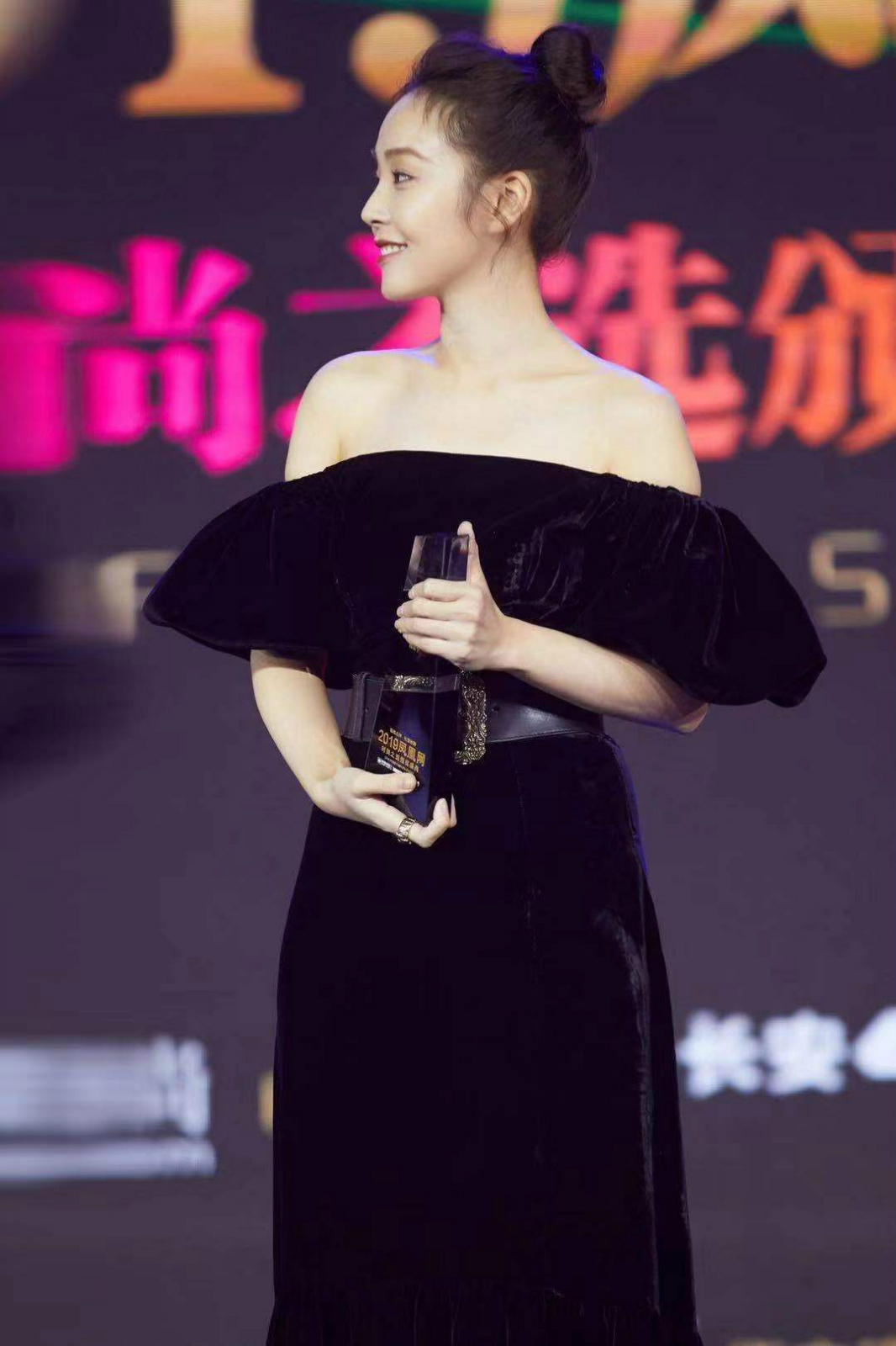 张佳宁优雅亮相凤凰时尚盛典灵动大方元气绽放 张佳宁优雅亮相凤凰时尚盛典 灵动大方元气绽放