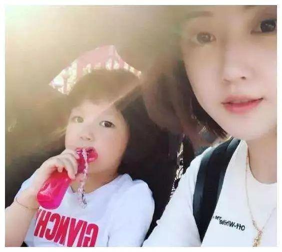 没钱了的王思聪，女友长相也变得清汤寡水了，看着令人极度舒适
