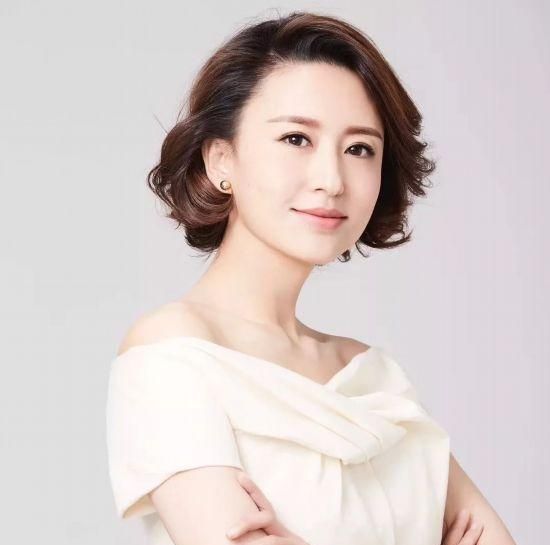 她是著名央视主持人，34岁嫁大20岁富豪做起后妈