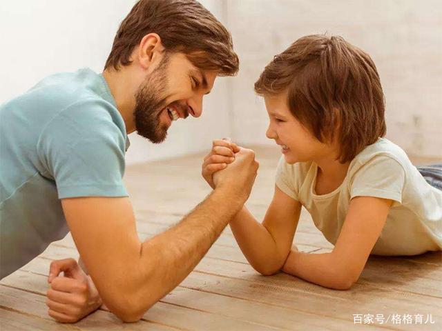 陈赫携老婆孩子外出，张子萱低调戴口罩，女儿安安不愿搭理爸爸