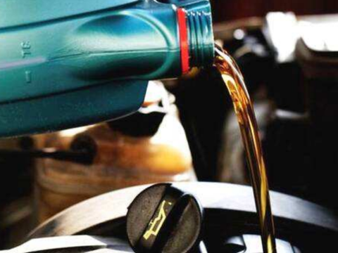 汽车跑5千公里就需要换机油？维修师傅：这样发动机更容易报废